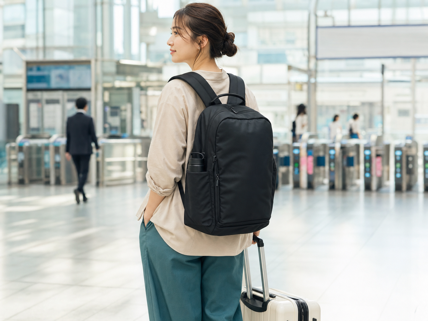 黒いリュックサックを背負い小旅行へ向かう女性