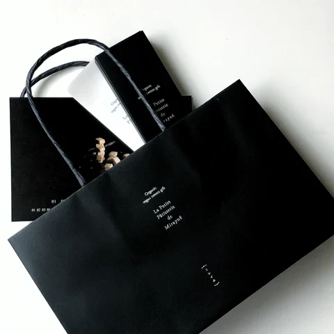 MIRAYNEの黒い紙袋とクッキーのパッケージ