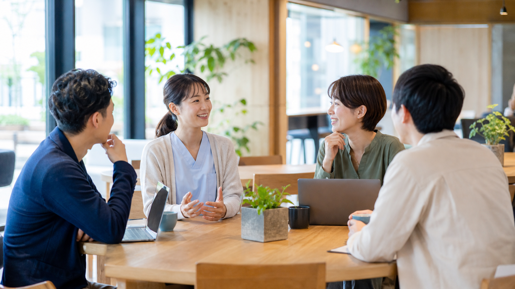 コワーキングスペースで異業種の人たちと話す看護師