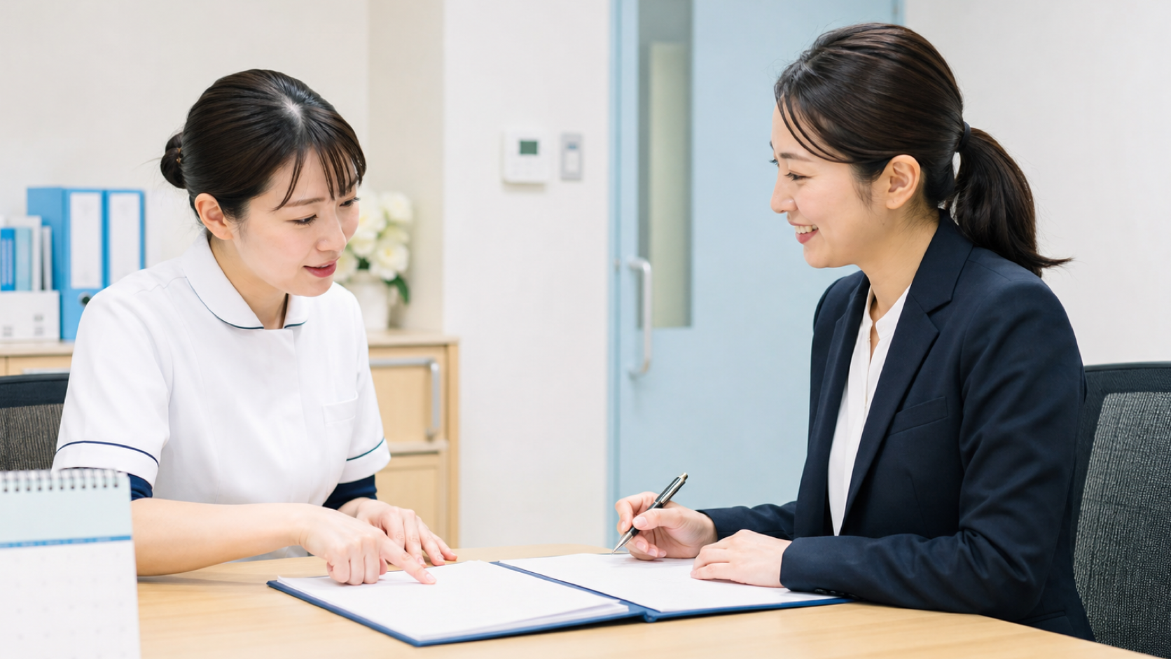 勤務先の担当者と就労証明書類を準備する看護師