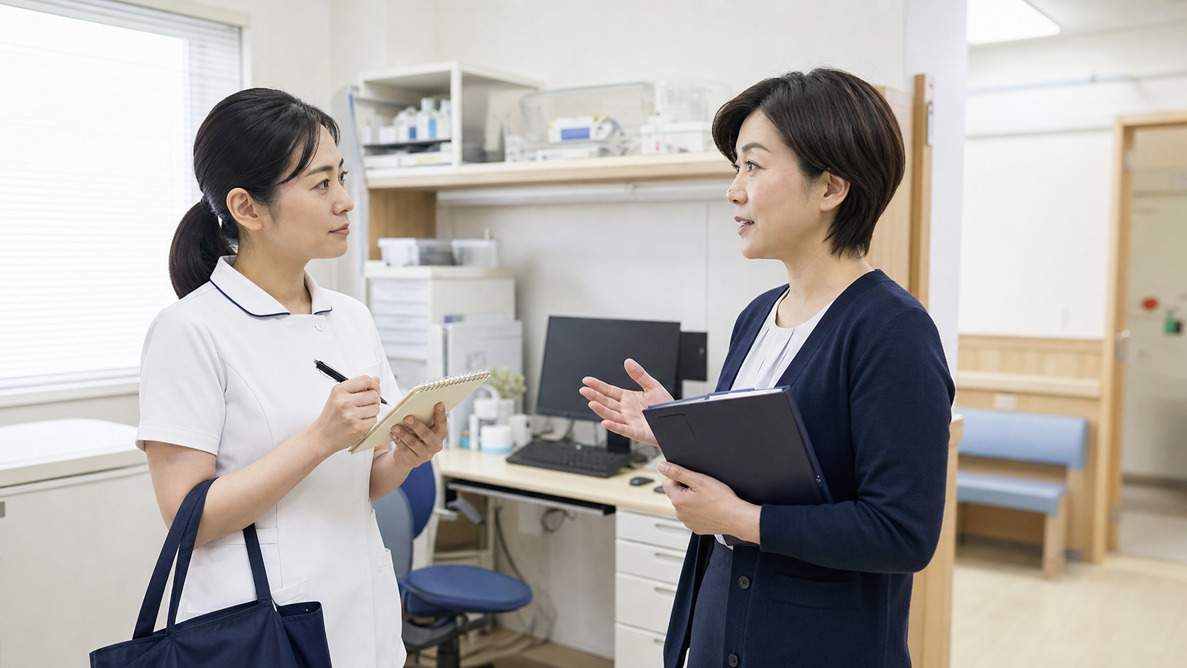 小規模な医療施設を見学し、人員体制や仕事内容について質問する看護師